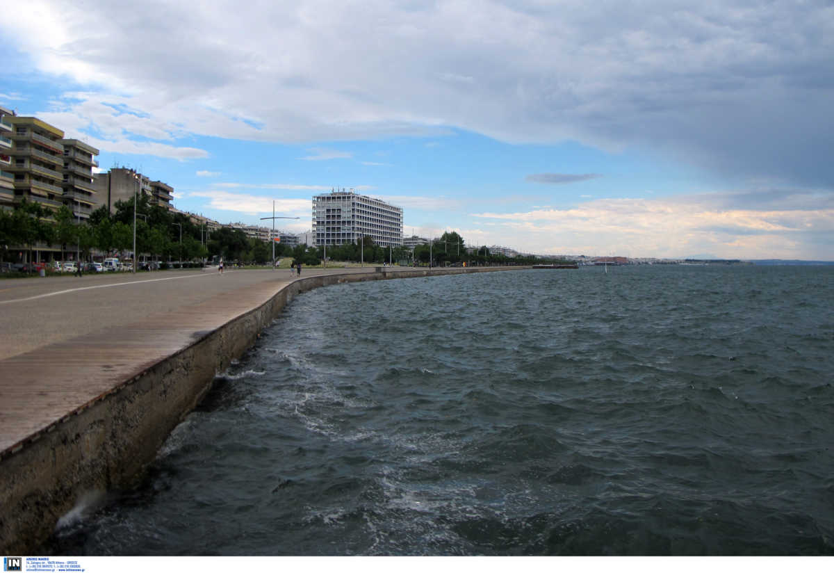 Αυτοκίνητο με δύο γυναίκες έπεσε στο Θερμαϊκό