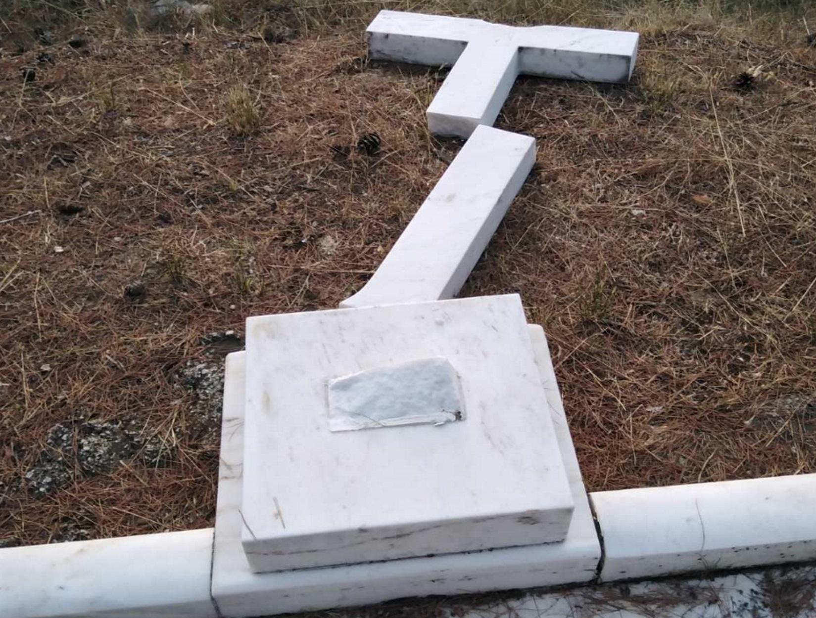 Τατόι: Βανδάλισαν τους τάφους Παύλου και Φρειδερίκης (pic)