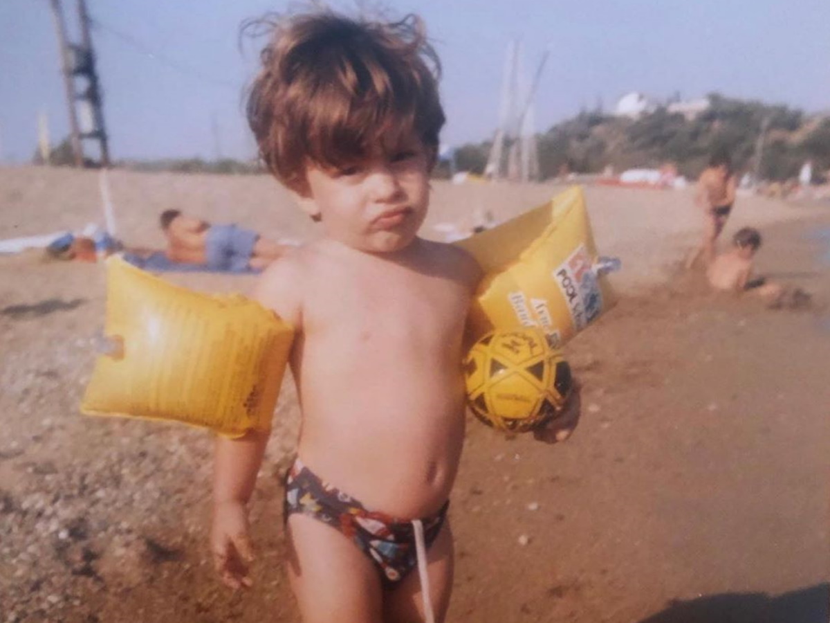 Ο πιτσιρικάς της φωτογραφίας είναι σήμερα κούκλος Έλληνας τραγουδιστής! Τον αναγνωρίζεις;