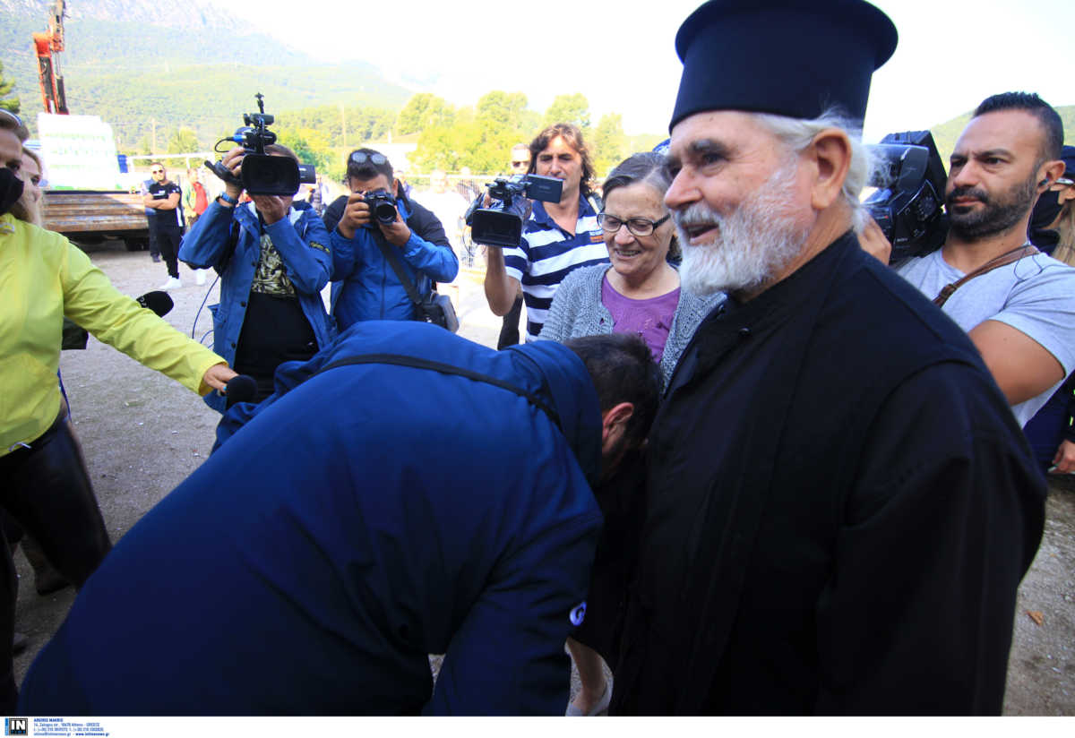 “Συγχαίρω τον Υπουργό γιατί φίλησε το χέρι ιερέα” – Τι λέει ο παπάς για τη συνάντησή του με τον Νίκο Χαρδαλιά (video)
