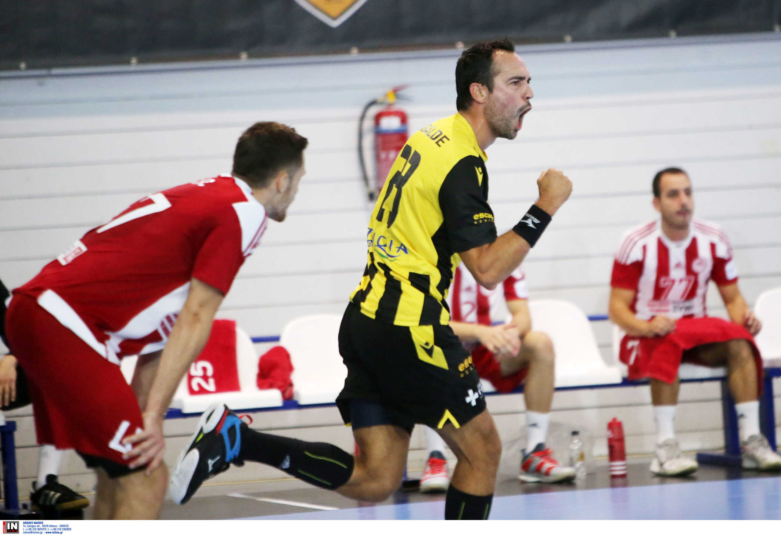 ΑΕΚ – Ολυμπιακός: “Κιτρινόμαυρος” θρίαμβος στην πρεμιέρα της Handball Premier (video)