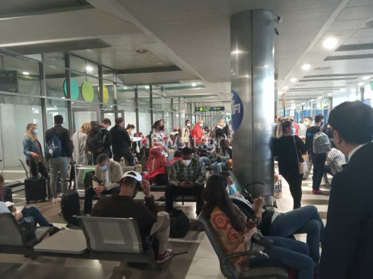 Καταγγελία αναγνώστη για συνωστισμό στο αεροδρόμιο Μακεδονία (pics)