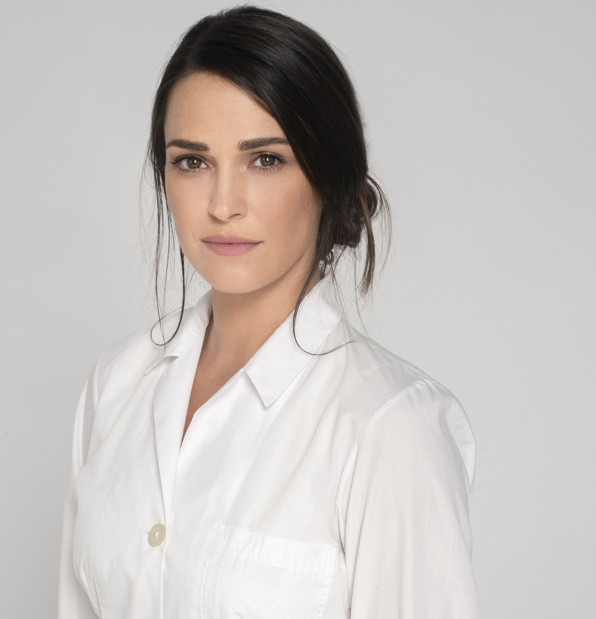 “Αγγελική” – Μαίρη Μηνά: Η πρωταγωνίστρια της νέας σειράς αποκαλύπτεται μέσα από φωτογραφίες