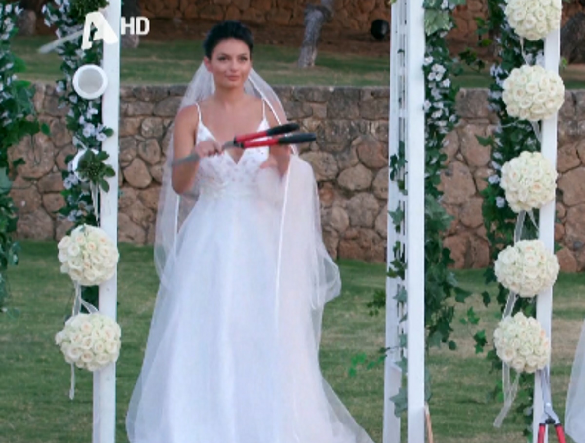 The Bachelor: Το twitter έδωσε ρέστα με το… ψαλίδι της Αντζελίνας