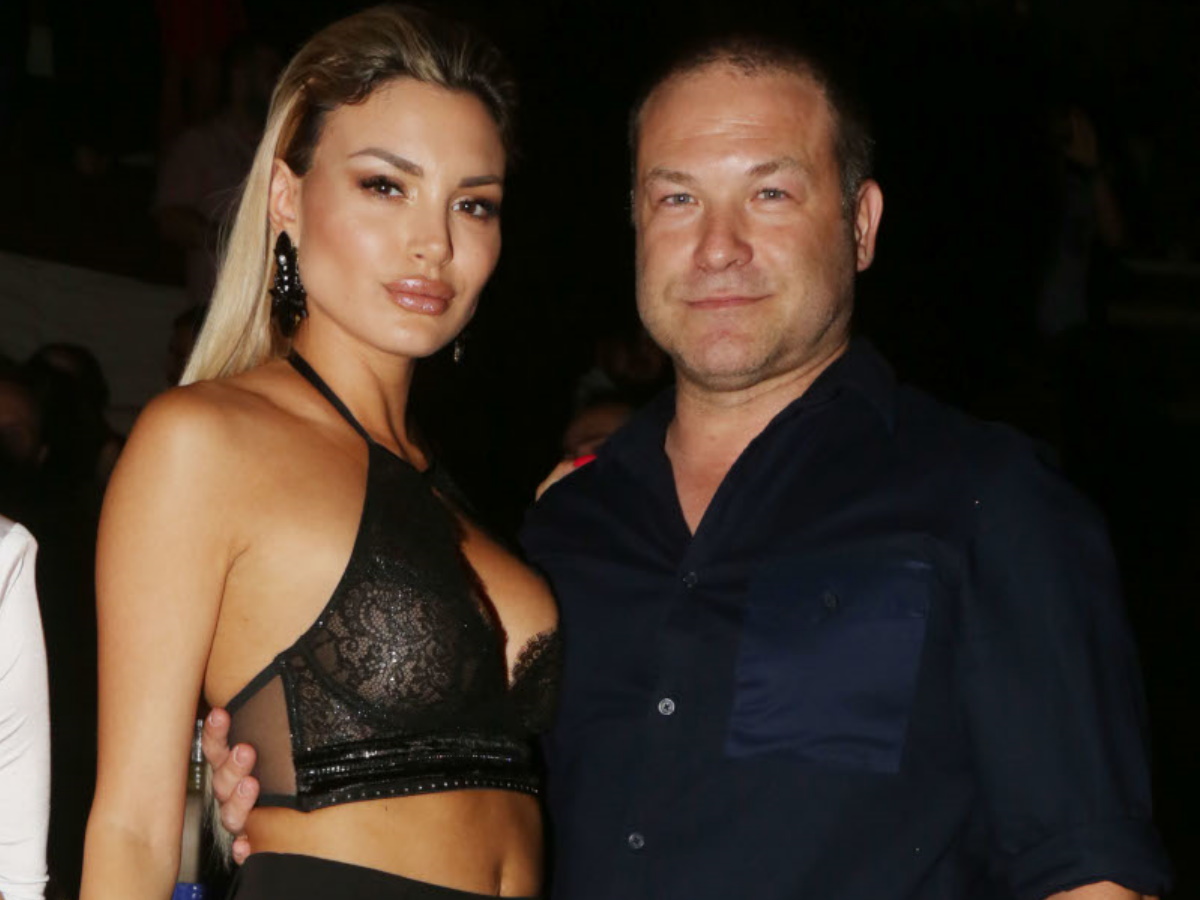 Ο Αριστομένης Γιαννόπουλος ξεκαθαρίζει: “Με την Αλεξάνδρα δεν έχουμε χωρίσει. Δεν μένουμε στο ίδιο σπίτι, αλλά…” (video)