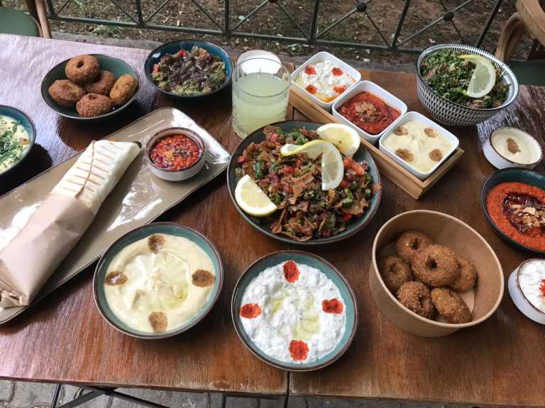 Πρόσφυγες επανασυστήνουν στο κοινό της Αθήνας την αυθεντική ανατολίτικη κουζίνα