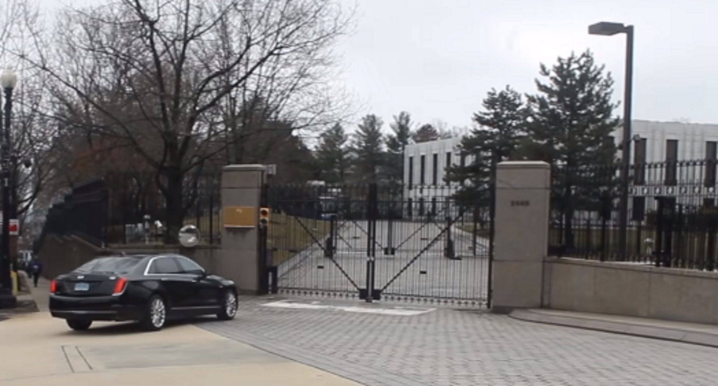 Ρωσία: Ρώσος εισέβαλε με αυτοκίνητο στην κατοικία του Αμερικανού πρέσβη στη Μόσχα