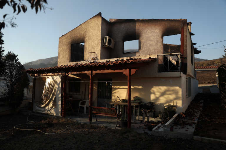 Ανάβυσσος: Σε ξενοδοχεία όσοι εγκατέλειψαν τα σπίτια τους εξαιτίας της φωτιάς