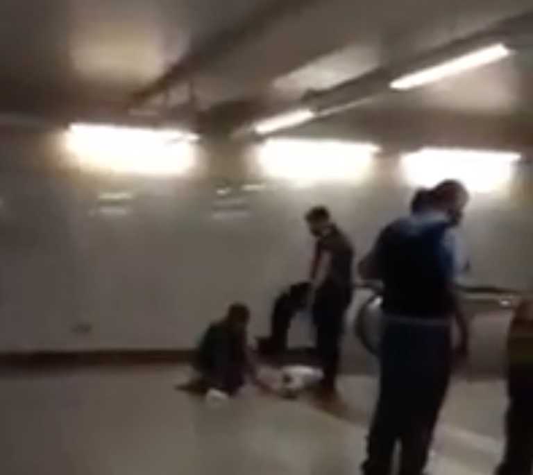 Έρευνα της ΕΛΑΣ για τον νταή αστυνομικό που κλώτσησε άνδρα με πατερίτσες στο Μετρό (video)