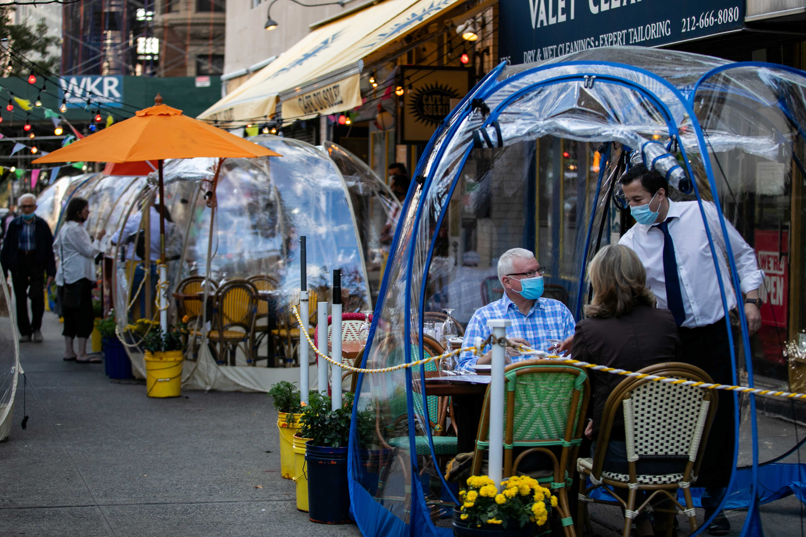People sit outside Cafe Du Soliel under bubble tents following the outbreak of the coronavirus disease (COVID-19) in the Manhattan borough of New York City, New York, U.S., September 23, 2020.  REUTERS