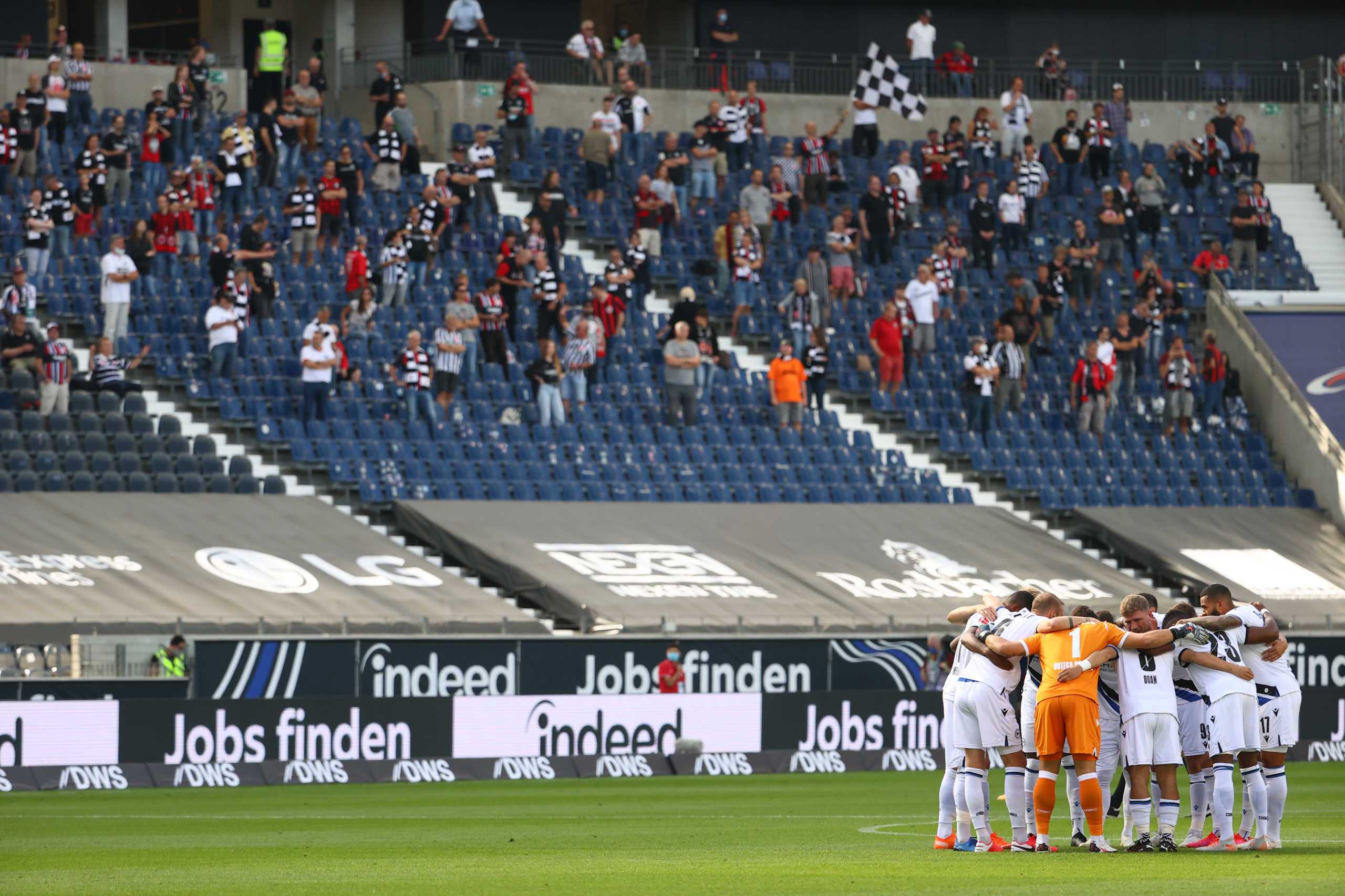 Soccer Football - Bundesliga - Eintracht Frankfurt v Arminia Bielefeld - Commerzbank-Arena, Frankfurt, Germany - September 19, 2020 Arminia Bielefeld team huddle before the match REUTERS