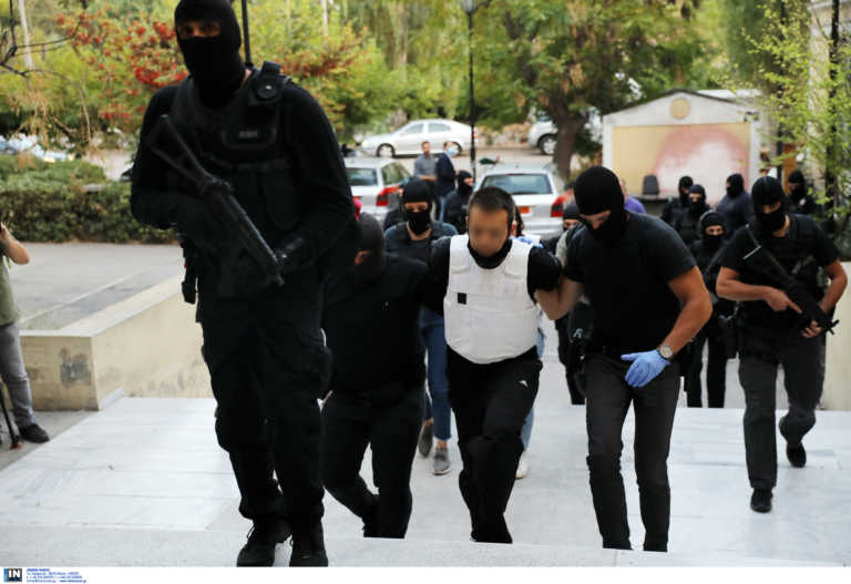 Επιχείρηση Αντιτρομοκρατικής: Στον εισαγγελέα οι τρεις συλληφθέντες – Τα ευρήματα σε Κουκάκι και Πετράλωνα (pics)