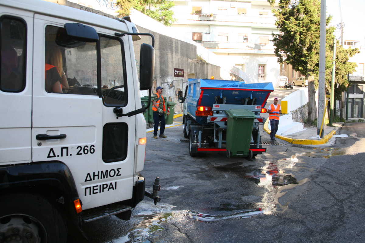 Εργασίες καθαρισμού στον Πειραιά