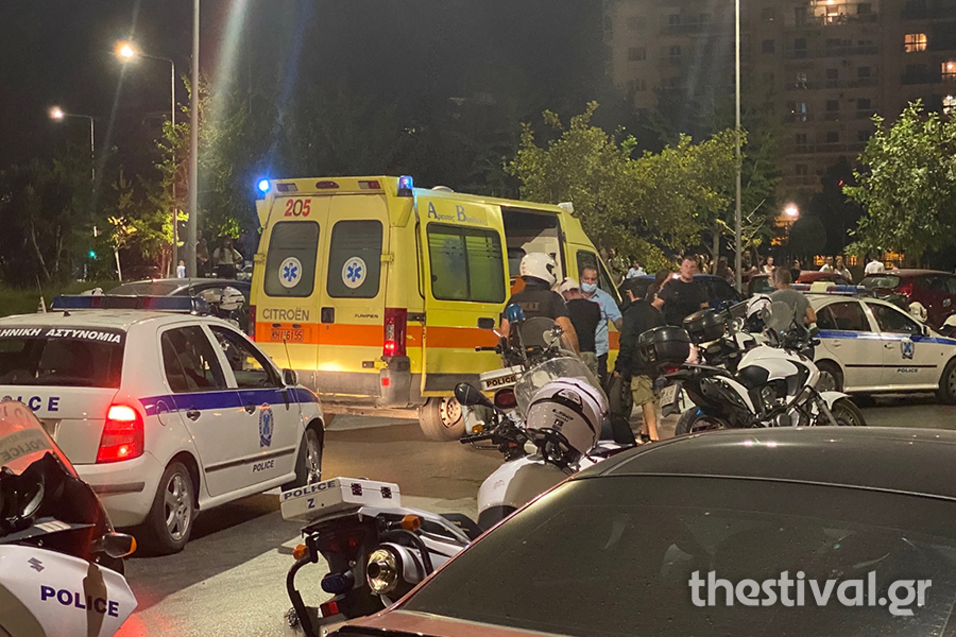 Θεσσαλονίκη: Επεισόδια, τραυματίες και 51 συλλήψεις! Τα συνθήματα στα μάρμαρα του Λευκού Πύργου που άναψαν φωτιές (Βίντεο)