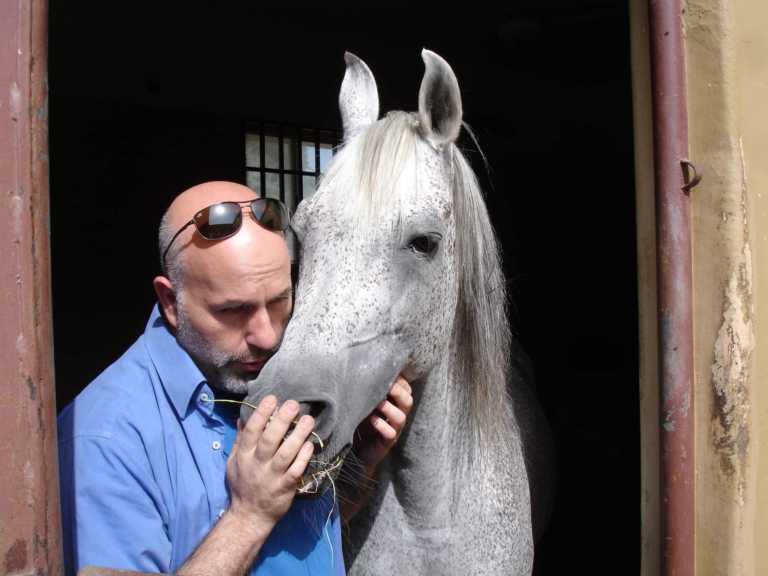 Ο Έλληνας κτηνίατρος που φροντίζει τα 270 άλογα του Σουλτάνου του Ομάν
