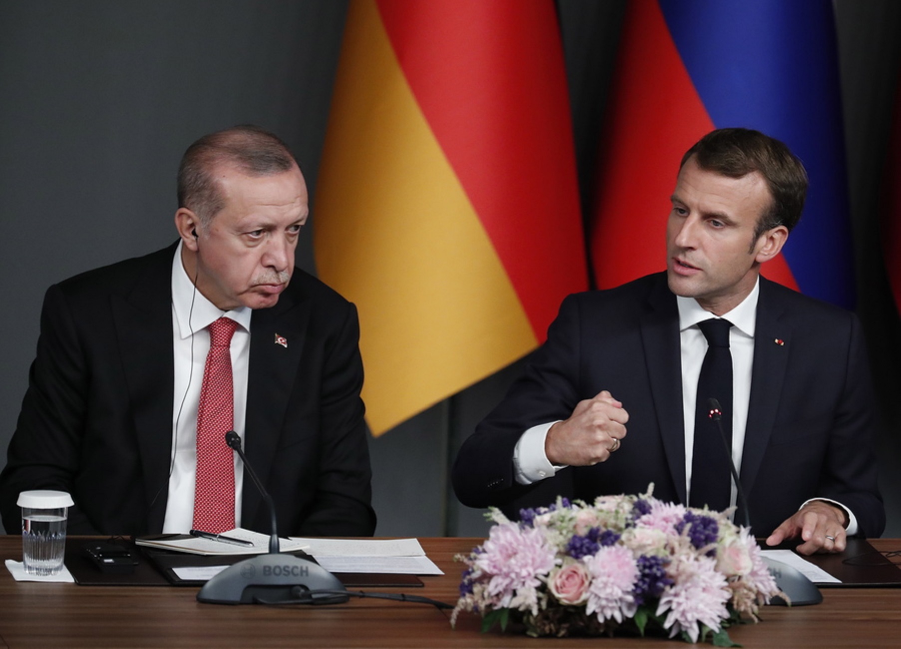 epa07124937 Turkish President Recep Tayyip Erdogan (L) and French President Emmanuel Macron (R) attend a press conference during the Syria summit in Istanbul, Turkey, 27 October 2018. Turkish President Recep Tayyip Erdogan, Russian President Vladimir Putin, German Chancellor Angela Merkel, and French President Emmanuel Macron met in Istanbul to plan a political resolution for the conflict in Syria.  EPA