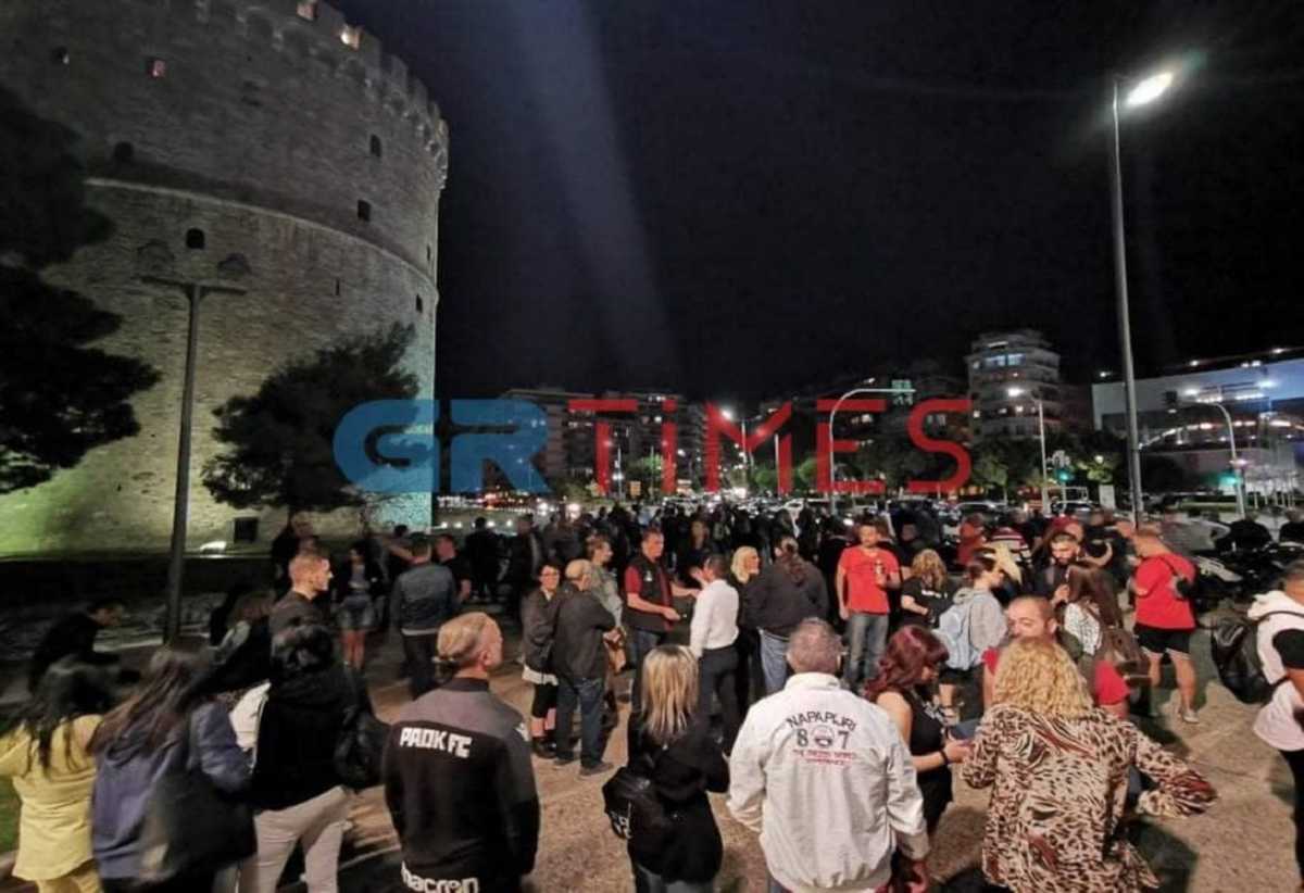 Θεσσαλονίκη: Μεταμεσονύχτια διαμαρτυρία εστιατόρων στον Λευκό Πύργο – Έστησαν χορό (video)
