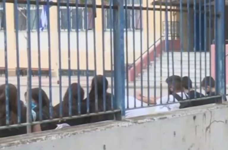 Θεσσαλονίκη: Εικόνες ντροπής σε σχολείο με μαθητές Γυμνασίου να προσπαθούν να κάνουν μάθημα στο προαύλιο (Βίντεο)