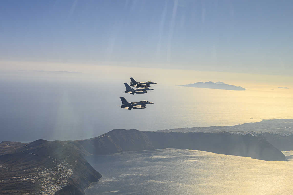 Πολεμικό σκηνικό γύρω από την Κρήτη – Τα ΗΑΕ και οι Ένοπλες Δυνάμεις σε κοινές ασκήσεις (pics)
