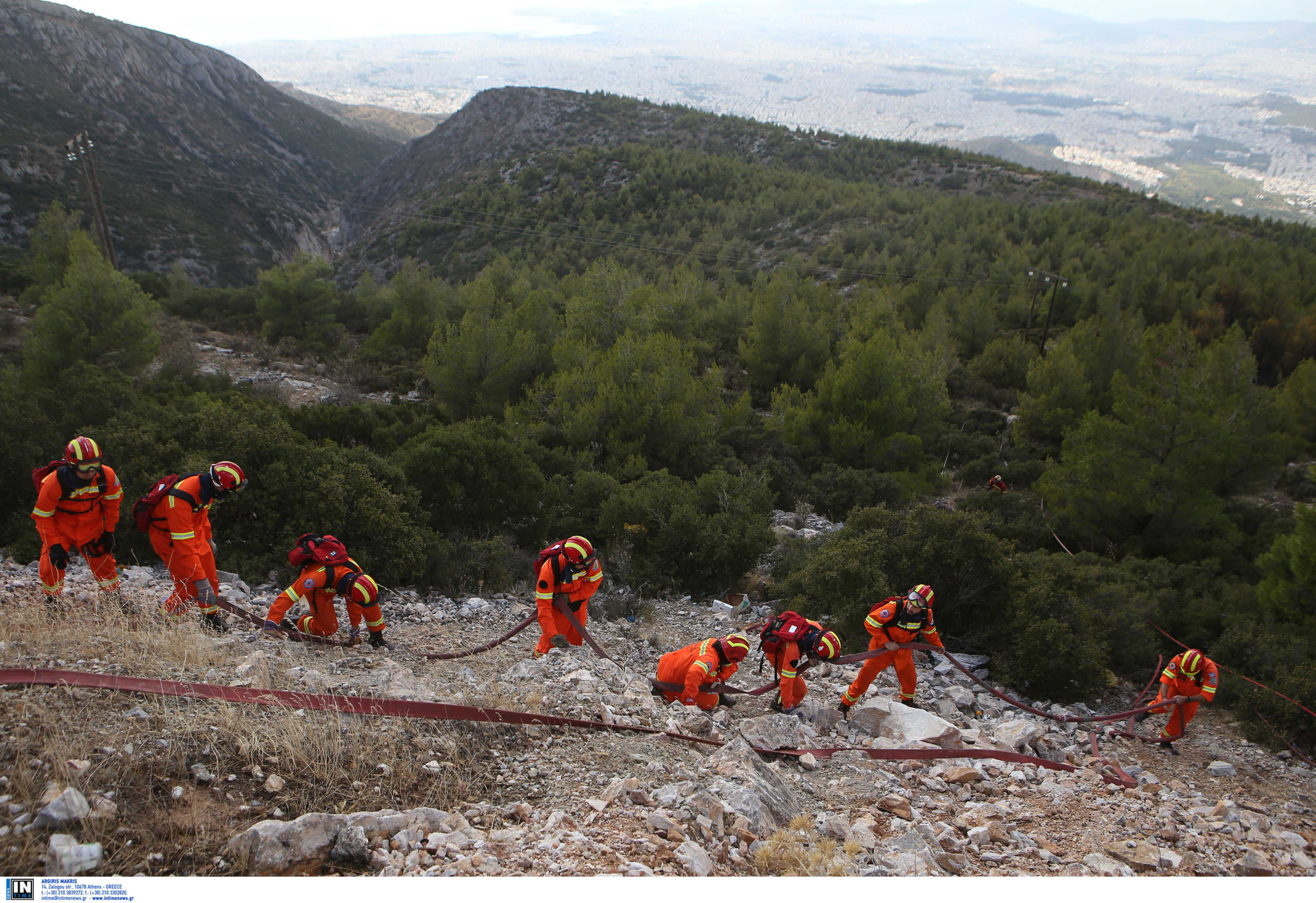 Έτσι σβήστηκε η φωτιά στον Υμηττό –  Καρέ καρέ οι προσπάθειες των πυροσβεστών (pics)