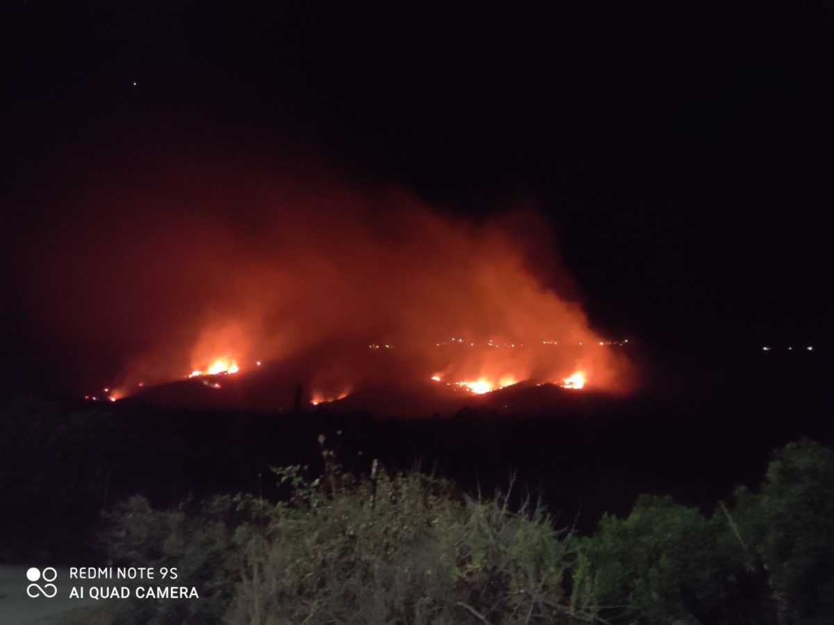 Κεφαλονιά: Μαίνεται η φωτιά στην Αννινάτα – Δύσκολη νύχτα για τους πυροσβέστες