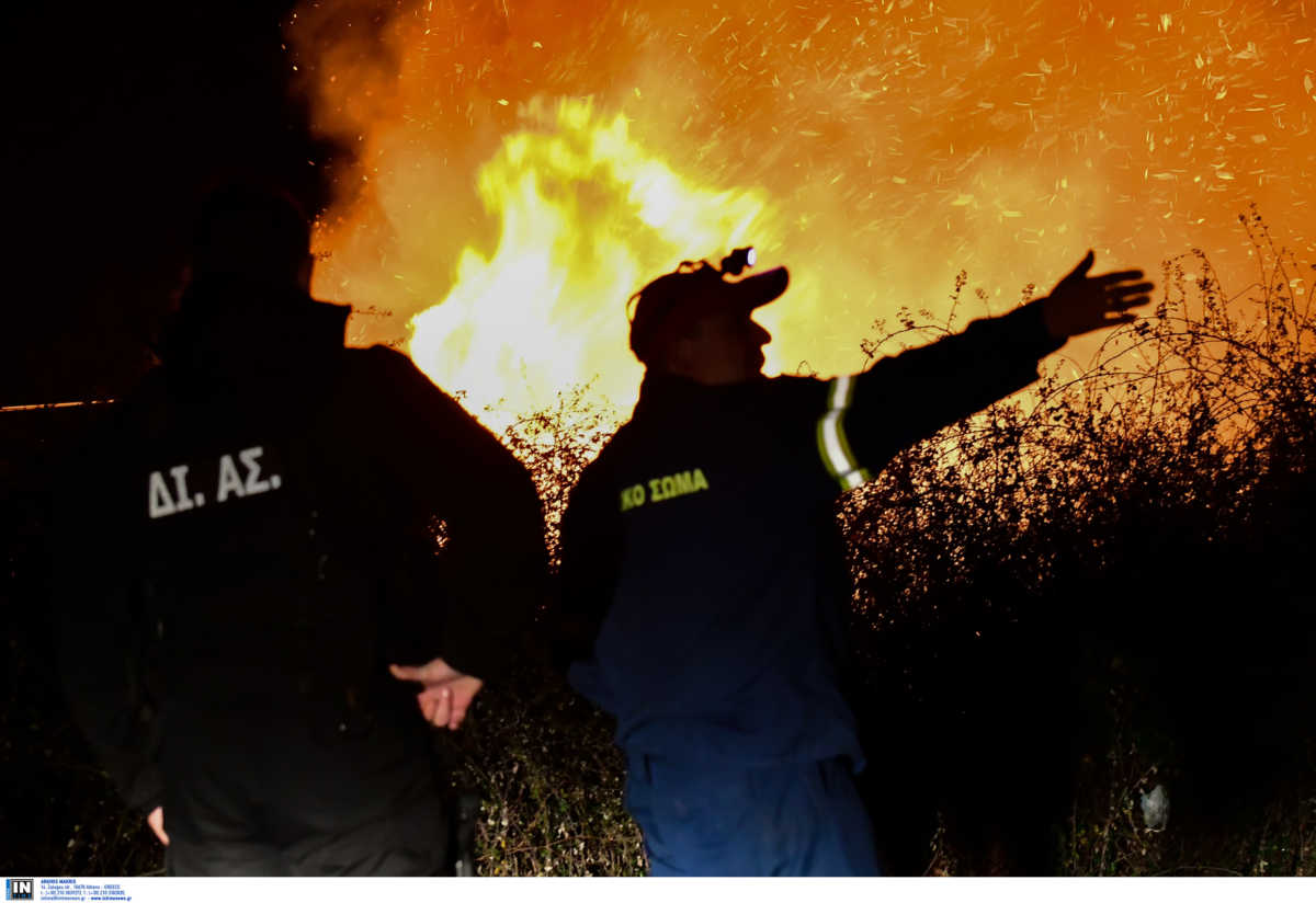 Θεσσαλονίκη: Η επόμενη μέρα της μεγάλης φωτιάς σε παλιό εργοστάσιο! Δυσοσμία και ένα σύννεφο μαύρου καπνού
