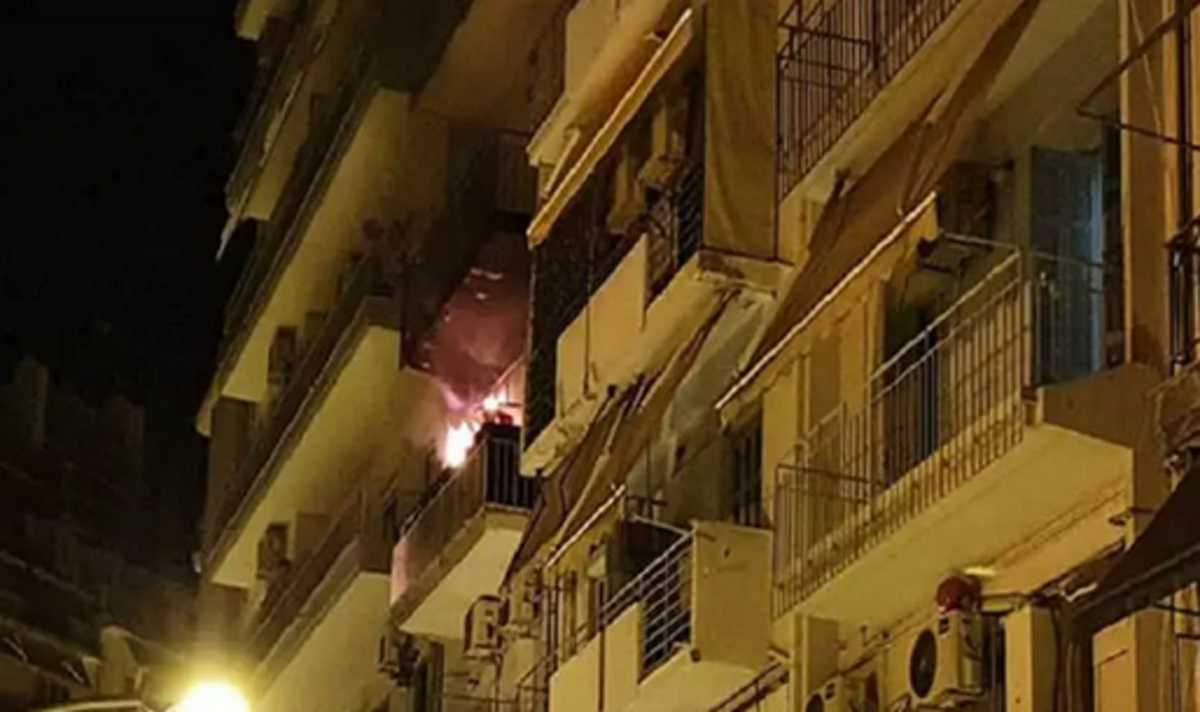 Θεσσαλονίκη: Στο νοσοκομείο δύο παιδιά και μία γυναίκα από τη μεγάλη φωτιά σε διαμέρισμα πολυκατοικίας (Βίντεο)
