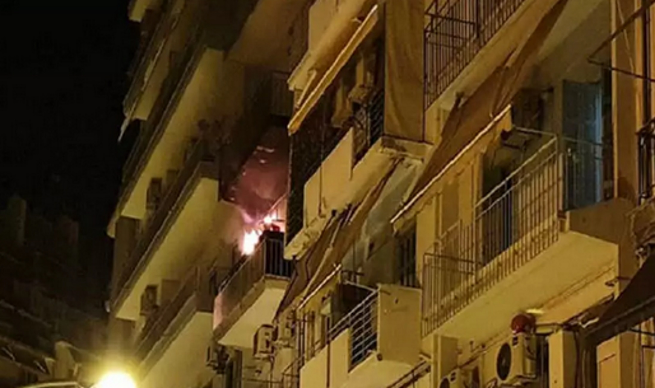 Θεσσαλονίκη: Στο νοσοκομείο δύο παιδιά και μία γυναίκα από τη μεγάλη φωτιά σε διαμέρισμα πολυκατοικίας (Βίντεο)