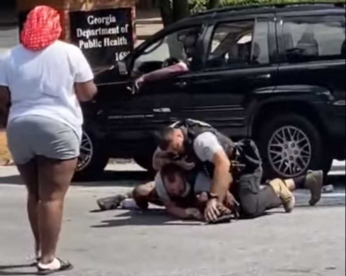 Νέο βίντεο σοκ στις ΗΠΑ: Δεν λειτουργούσε το φανάρι στο αμάξι του και τον ξυλοκόπησαν αστυνομικοί