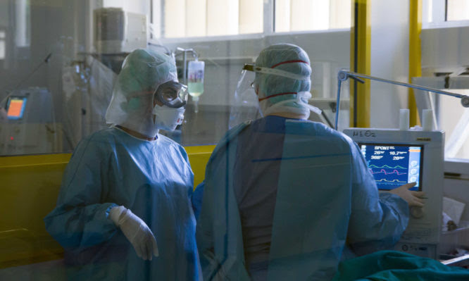 Κορονοϊός: Άνω – κάτω τα δημόσια νοσοκομεία με την άνοδο της πανδημίας – Στους δρόμους οι γιατροί