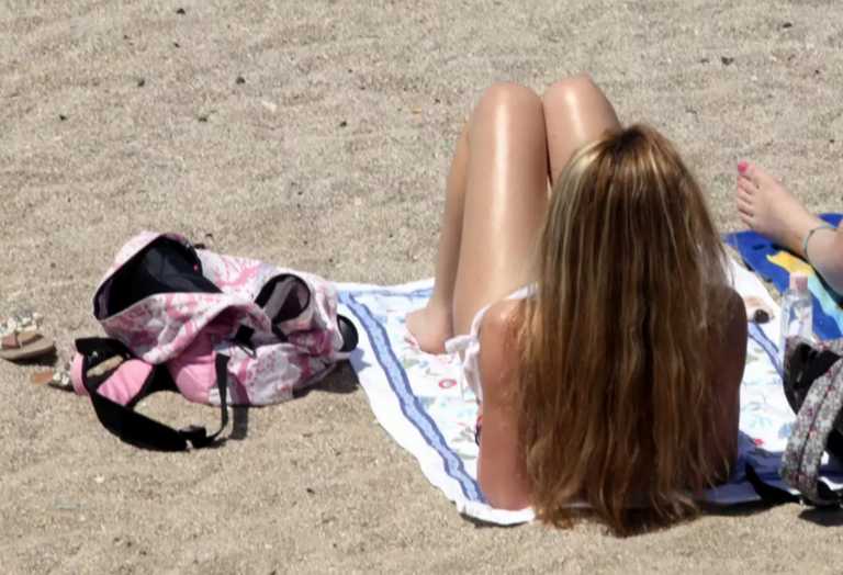 Χαλκιδική: Τιμές Μυκόνου για μία ξαπλώστρα στην παραλία – Χρεώσεις που προκαλούν έντονα παράπονα