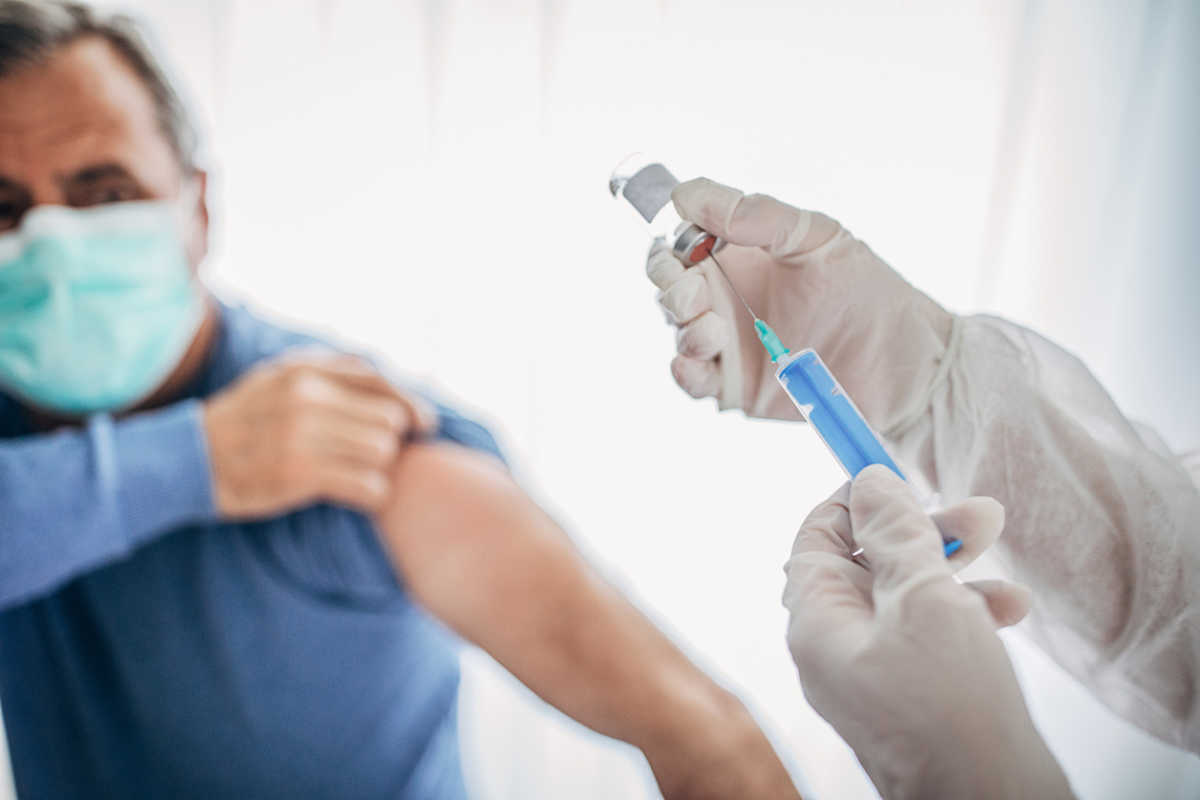 Κορονοϊός: Στα τέλη Νοεμβρίου ενδέχεται να ξεκινήσει ο μαζικός εμβολιασμός στη Ρωσία