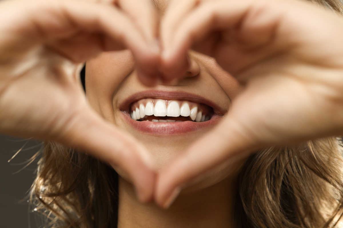 Το απλό σπιτικό διάλυμα για πιο λευκά δόντια και καλύτερο χαμόγελο