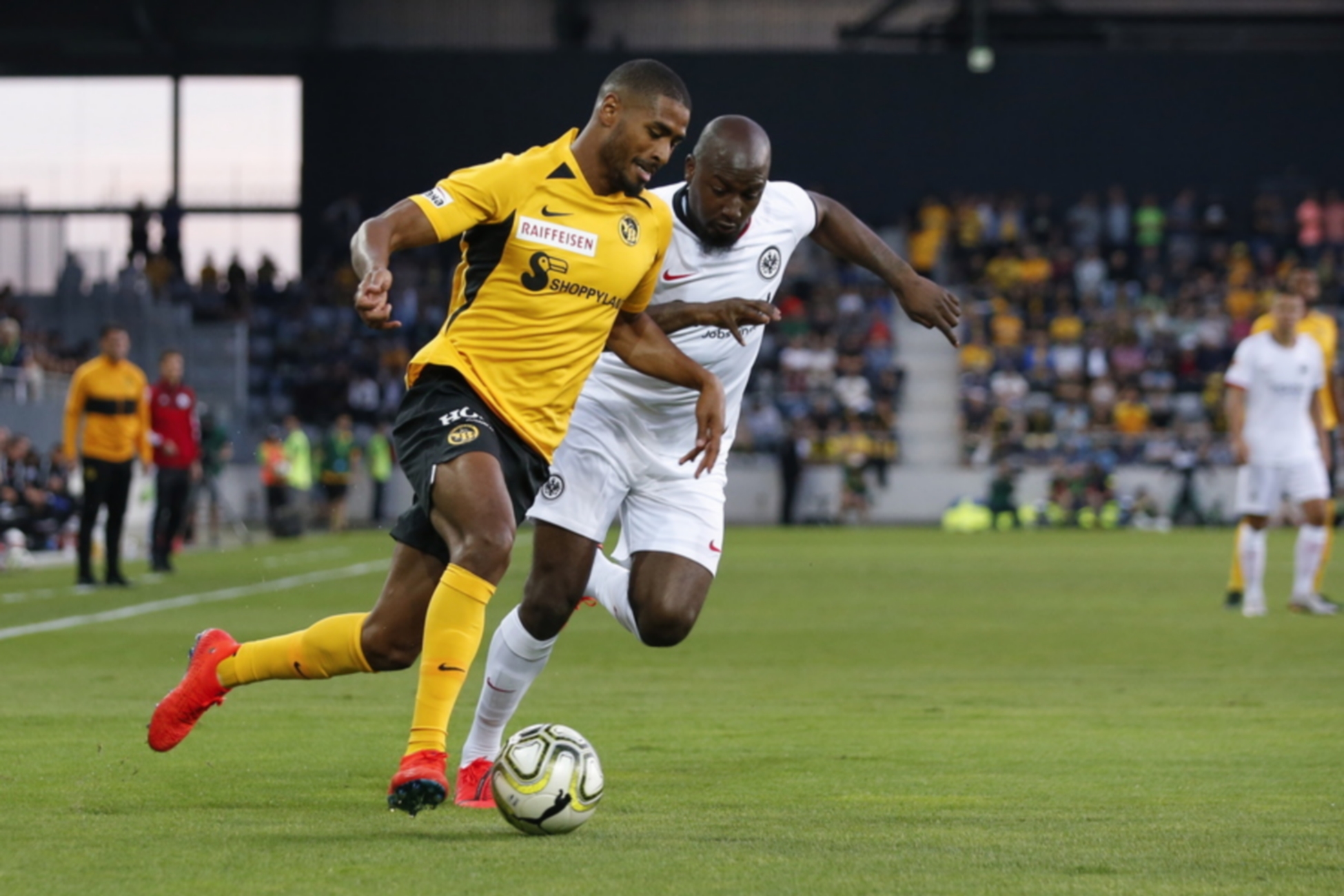 epa07708659 YB's Saidy Janko, left, and Frankfurt's Jetro Willems in action during a friendly soccer match of the international Uhrencup tournament between Switzerland's BSC Young Boys and Germany's Eintracht Frankfurt at the Tissot Arena in Biel, Switzerland, Wednesday, July 10, 2019.  EPA