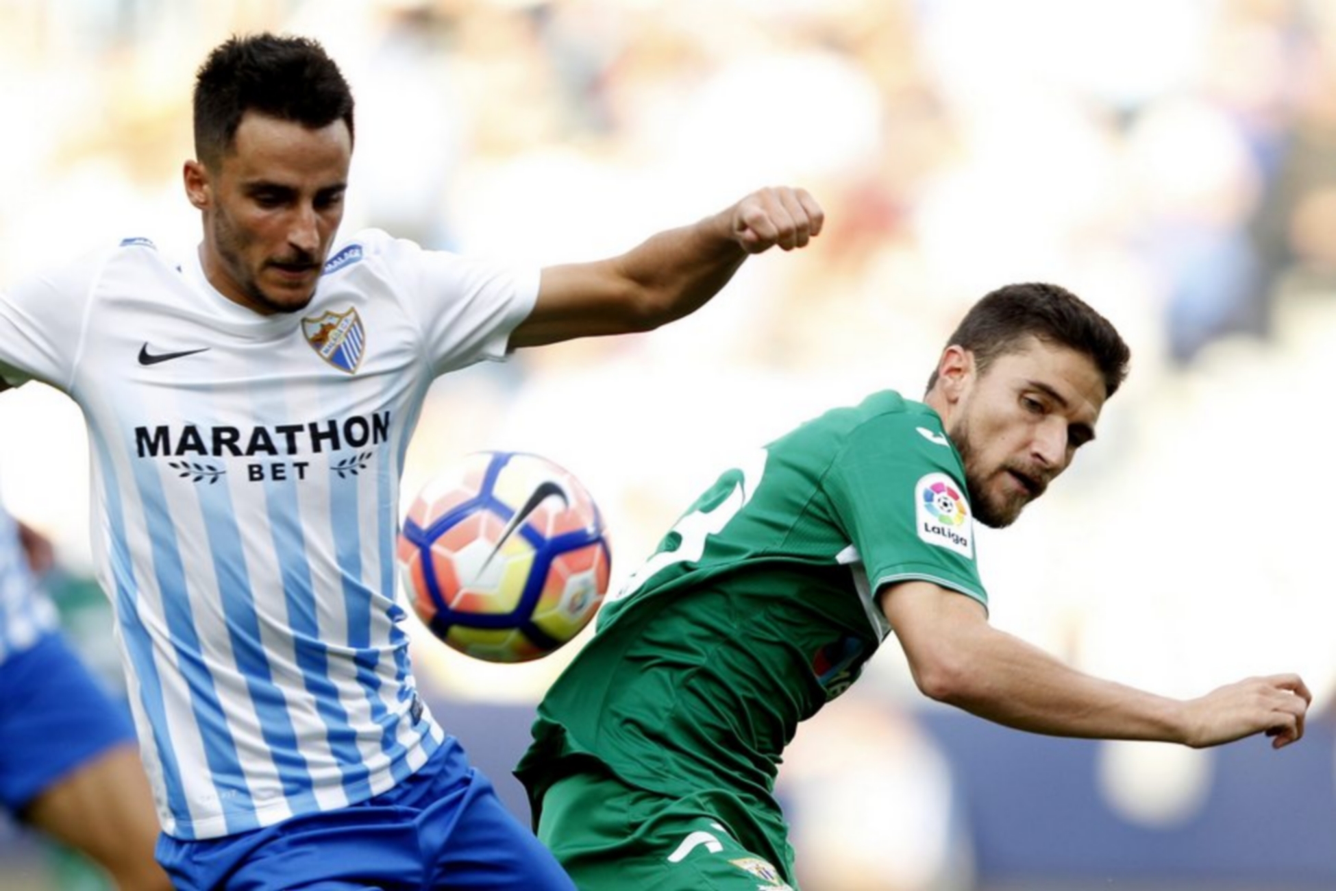 epa05599857 Malaga's defender, Juankar Perez (L), vies for the ball with Leganes midfielder Omar Ramos (R) during the Primera Division Liga match between Malaga FC and Leganes FC at La Rosaleda stadium in Malaga, Spain, on 23 October 2016.  EPA
