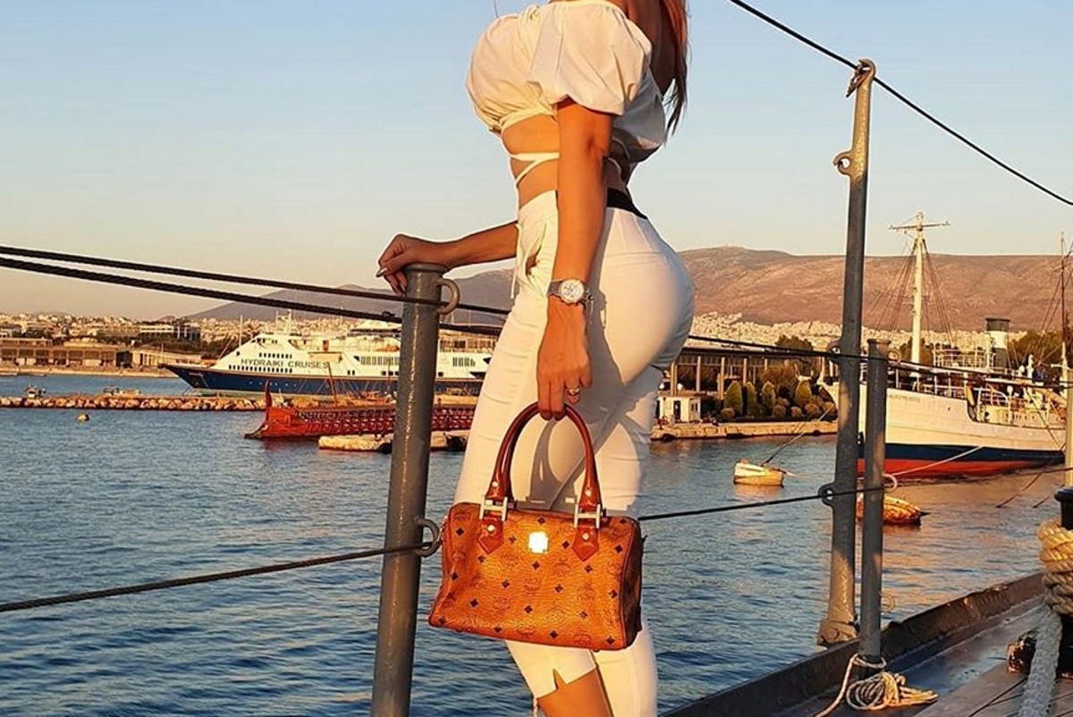 Η πρώην παίκτρια του My Style Rocks ποζάρει χωρίς ρούχα στη μπανιέρα της!