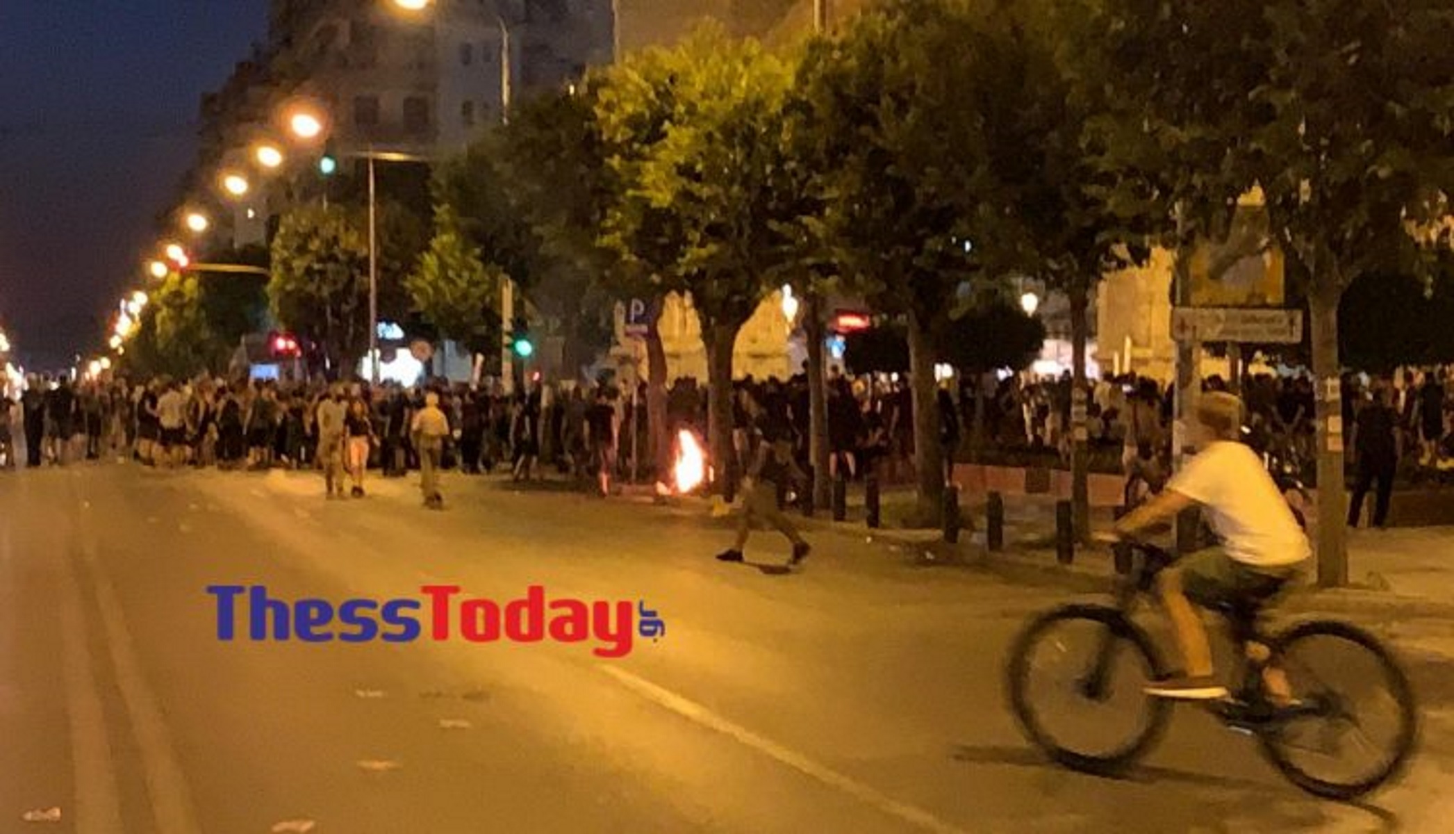 Θεσσαλονίκη:  Φωτιές από αντιεξουσιαστές στην Καμάρα (pics, vid)