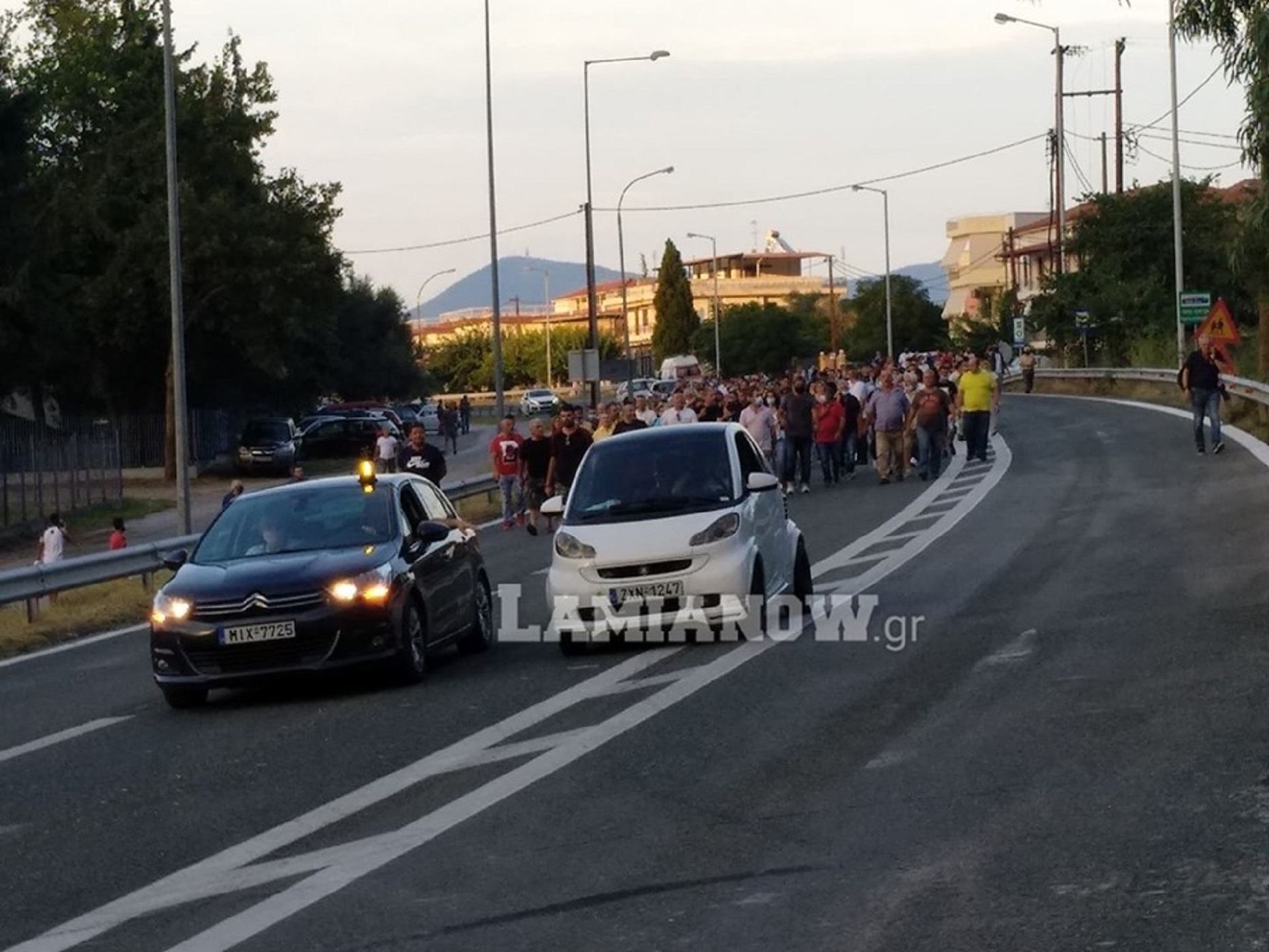 Έκλεισε η Εθνική Οδός στα Καμένα Βούρλα – Διαμαρτυρίες για τη εγκατάσταση προσφύγων (pics, video)