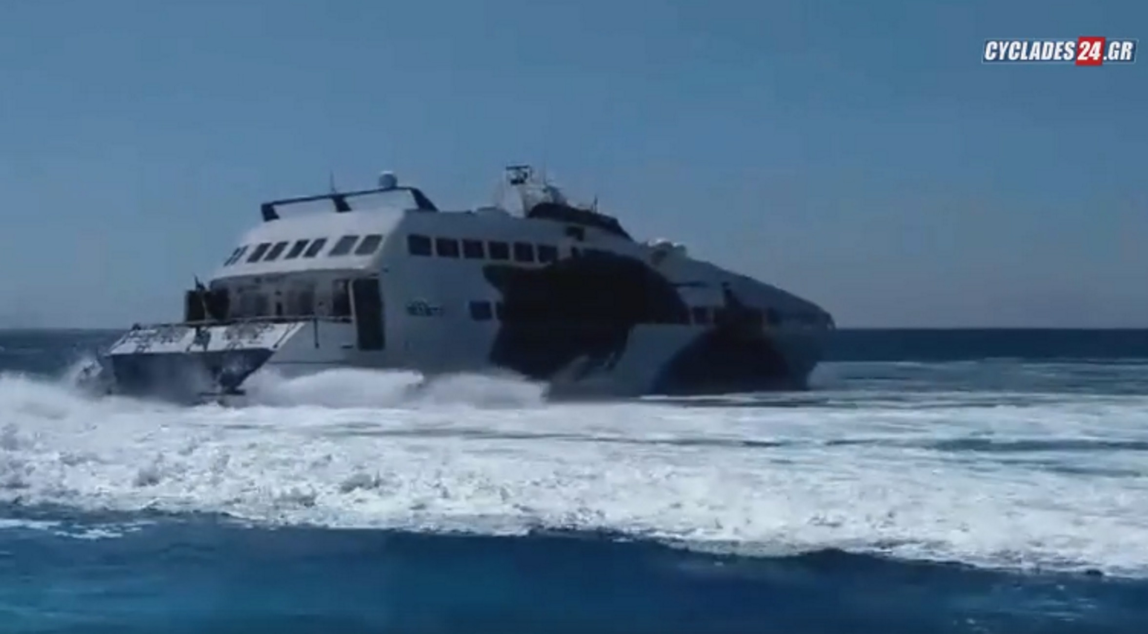 Σίκινος: Ο καπετάνιος έκανε αυτό που περίμεναν όλοι στο λιμάνι! Συγκίνηση και χειροκροτήματα (Βίντεο)