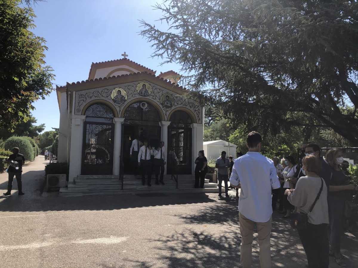 Κηδεύτηκε ο δημοσιογράφος Μανώλης Καραμπατσάκης (pics)