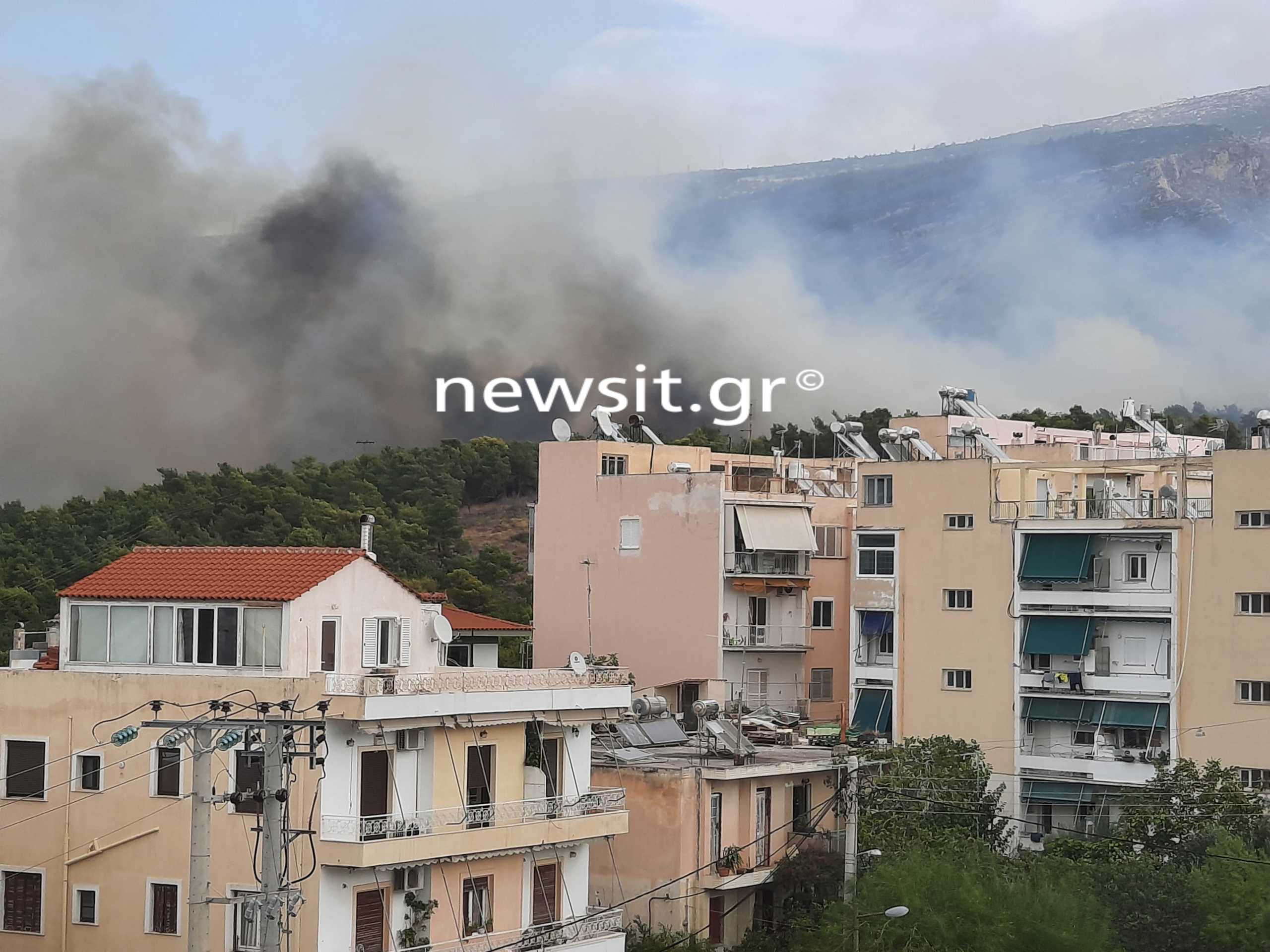 Μεγάλη φωτιά στο Βύρωνα – Πού έχει διακοπεί η κυκλοφορία