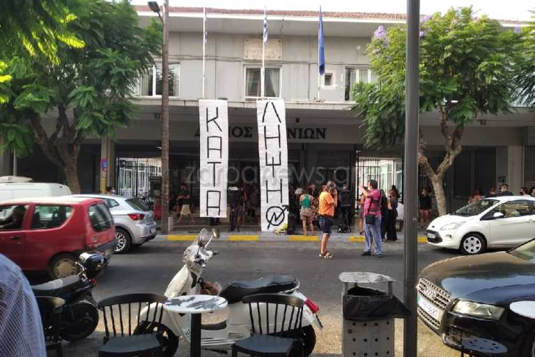 Χανιά: Υπό κατάληψη το δημαρχείο! Σήκωσαν πανό και τοποθέτησαν στην είσοδο μεγαφωνική εγκατάσταση (Φωτό)