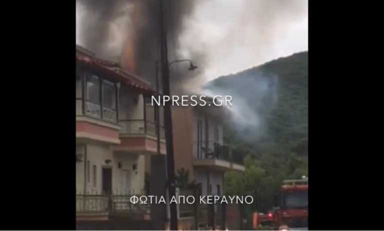 Καιρός: Σπίτι στη Ναύπακτο καίγεται από κεραυνό (video)