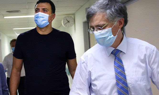 Ο υπουργός Υγείας Βασίλης Κικίλιας (A) συζητά στο διάδρομο κλινικής του Αττικού Νοσοκομείου με τον καθηγητή Σωτήρη Τσιόδρα (Δ), Αθήνα 1 Σεπτεμβρίου 2020. Ο υπουργός μετέβη στο νοσοκομείο προκειμένου να επισκεφθεί την νοσηλεύτρια που νοσηλεύεται τραυματισμένη από την επίθεση που δέχτηκε τις προηγούμενες ημέρες και στη συνέχεια συνάντησε τον καθηγητή Τσιόδρα.