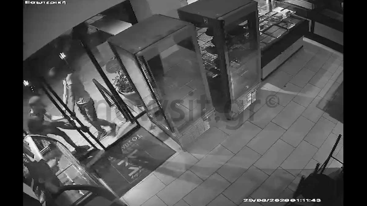 Ντοκουμέντο: Ανήλικοι διαρρήκτες ξαφρίζουν καταστήματα και φεύγοντας απολυμαίνουν και τα χέρια τους!