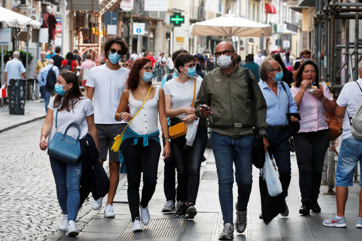 Υποχρεωτική η μάσκα κι έξω… σύντομα – «Χωρίς μέτρα θα φτάσουμε 2.000 κρούσματα τη μέρα»