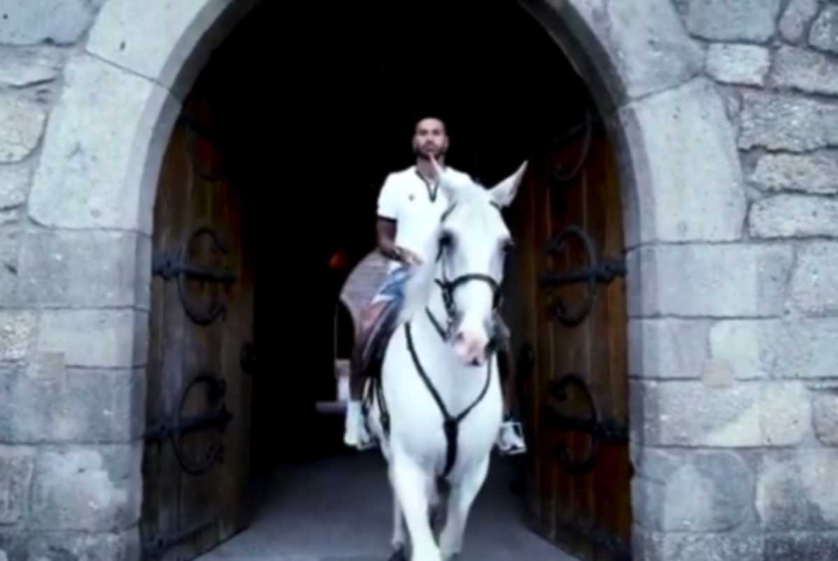 Επική παρουσίαση του “βασιλιά” Κουαρέσμα σε παλάτι και πάνω σε άσπρο άλογο (video)
