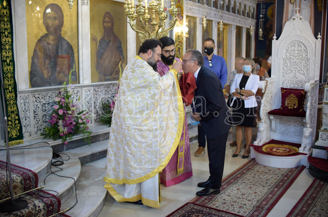 Σάλος με τον Γιώργο Κουμουτσάκο: Κοινώνησε σαν να μην… υπάρχει κορονοϊός