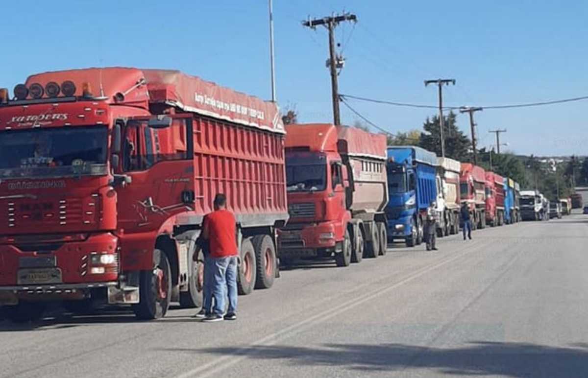 Κοζάνη: Κομβόι 50 φορτηγών στο δρόμο για την Περιφέρεια! “Μένουμε χωρίς δουλειά την πιο δύσκολη εποχή” (Βίντεο)