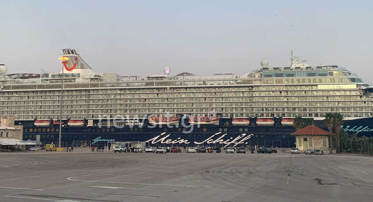 Στον Πειραιά το κρουαζιερόπλοιο Mein Schiff 6 – Δεν θα αποβιβαστεί κανείς πριν γίνουν νέα τεστ